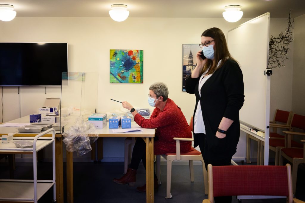 Vaccinering af beboere og ansatte på Lollandshus plejehjem i Aalborg. Først blev 59 ud af de i alt 62 beboere vaccineret og derefter 40 ud af de i alt 65 medarbejdere.
